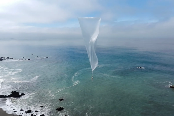 Изображение может содержать лёд, природу, на открытом воздухе, небо, море и воду.