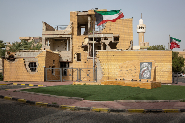 Девушки резали солдат: как кувейтцы встречали братскую иракскую армию Саддама Девушки резали солдат: как кувейтцы встречали братскую иракскую армию Саддама