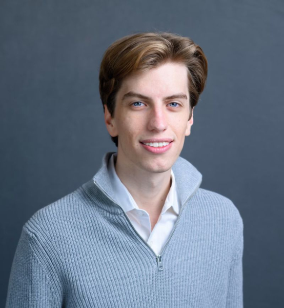 От этой фотки у меня вайбы «главный альфа-чад среди всех нёрдов»… 