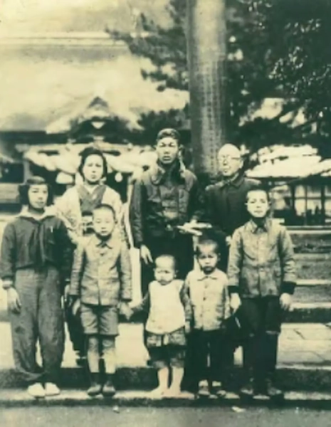 Изображение может содержать Селес Кобаяши, человека, одежду, пальто, лицо, голову, фотографию, портрет взрослого человека и брюки.