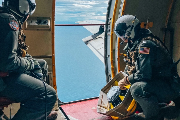 Изображение может содержать шлем, одежду офицера полиции, обувь и рабочий.