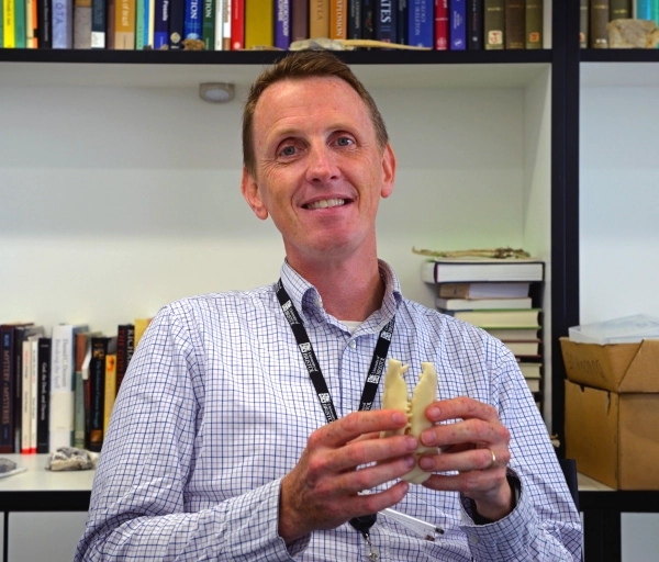 Вся современная жизнь на Земле произошла от одной клетки. Знакомьтесь, ЛУКА. 3 Фил Донохью держит ископаемое.