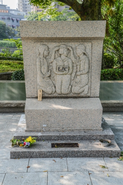 Изображение может содержать лицо и голову человека с надгробия.