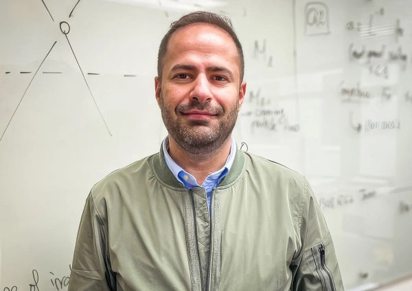 На изображении может присутствовать взрослый учитель с короткой стрижкой и головой.