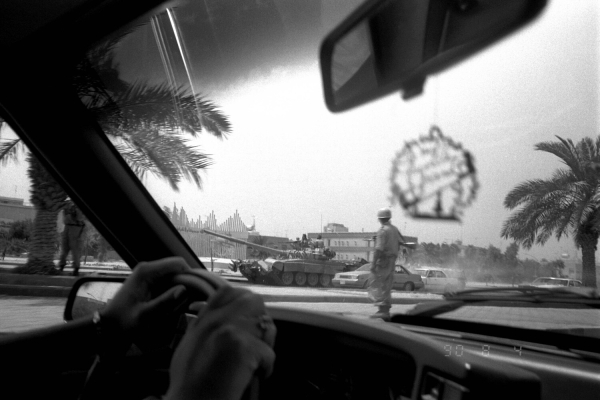 Девушки резали солдат: как кувейтцы встречали братскую иракскую армию Саддама Девушки резали солдат: как кувейтцы встречали братскую иракскую армию Саддама