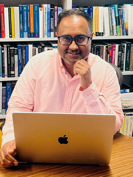 Скрытые ингредиенты креативности ИИ 7 На изображении может присутствовать Саураб Пател, компьютер, электроника, ноутбук, голова, лицо, аксессуары и очки для взрослого человека.