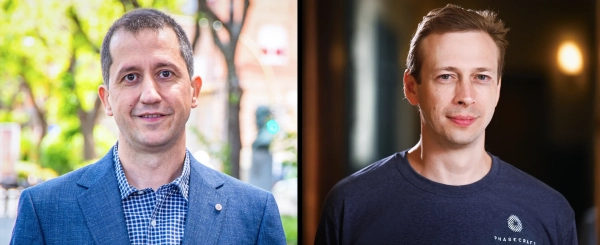 (слева): Мужчина в синем пиджаке стоит на городской улице. Справа: Мужчина с полуулыбкой на лице в футболке.