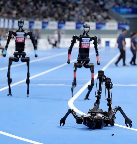 Бегущий робот падает на Всемирных&hellip;