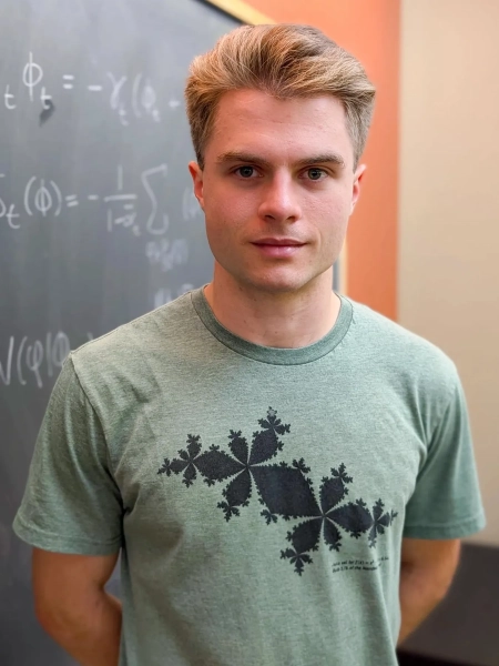 Скрытые ингредиенты креативности ИИ 6 На изображении может присутствовать одежда для подростков со светлыми волосами, короткими рукавами и футболкой.