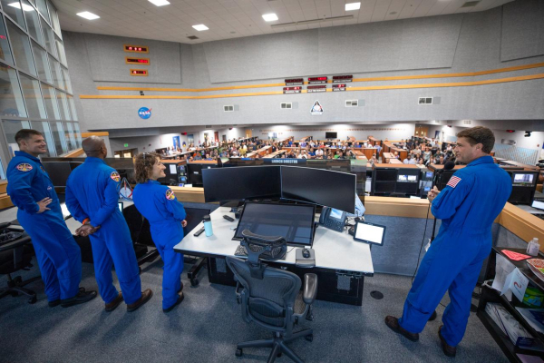 Астронавты миссии Artemis II встречаются с командой запуска «Артемиды» в зале запуска № 1 Центра управления запуском в Космическом центре имени Кеннеди во Флориде. Credit: NASA