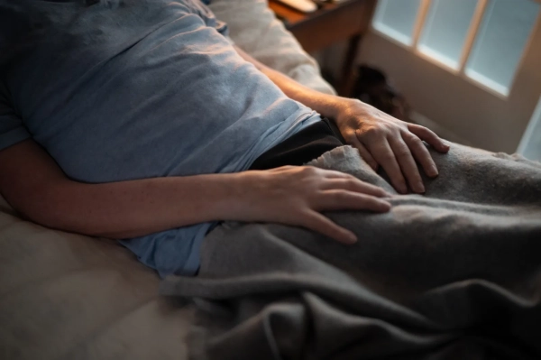 Есть Neuralink, а есть компания, читающая мысли, которая может его превзойти 4 Изображение может содержать боль и одеяло для взрослого человека.