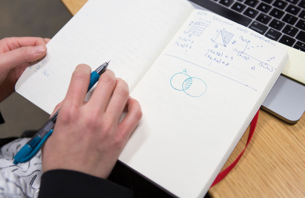 Фотография Бин Ким, пишущей в своем блокноте.