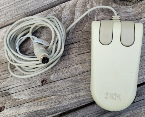 Самое забавное наследие IBM PS/2 - разъем для мышки типа PS/2 (который, кажется, до сих пор зовут «пэ-эс пополам»), который получил широкое распространение по всему миру и до сих пор встречается на ПК настольного типа. Самое забавное наследие IBM PS/2 - разъем для мышки типа PS/2 (который, кажется, до сих пор зовут «пэ-эс пополам»), который получил широкое распространение по всему миру и до сих пор встречается на ПК настольного типа.