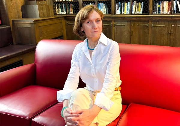 Что такое жажда? 4 Женский диван и книжная полка