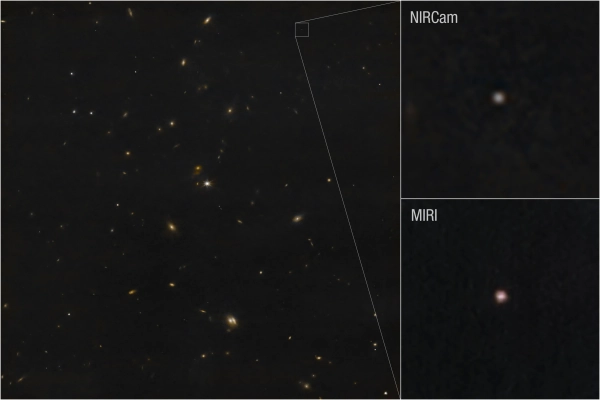 Коллаж из трёх изображений, демонстрирующих чёрный космос. Две трети коллажа занимает чёрный фон, усеянный маленькими размытыми галактиками оранжевого, синего и белого цветов. В правой части коллажа расположены два изображения в столбце. Справа от основного изображения, недалеко от верхнего края, находится очень тусклая точка, обведённая белым квадратом. Справа представлены два увеличенных изображения этой области. Верхний блок обозначен как NIRCam и показывает размытую точку в центре вставки. Нижний блок обозначен как MIRI и показывает размытую розоватую точку.