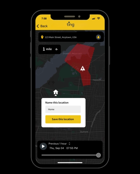 Отслеживайте отключения электроэнергии в режиме реального времени по всей территории США с помощью приложения Ting 2 На изображении показано приложение Ting на смартфоне, а также карта отключений электроэнергии, окрашенная в красный цвет, с полем «сохранить это местоположение».