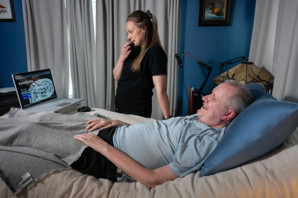 Есть Neuralink, а есть компания, читающая мысли, которая может его превзойти 8 Изображение может содержать изображение головы человека, лица, компьютера, электроники, ноутбука, лампы, взрослого и зевающего.