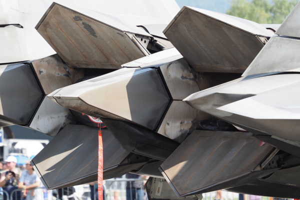 &laquo;Летающий утюг не нужен&raquo;: как появился самолет F-22, которым Трамп встречал Путина?