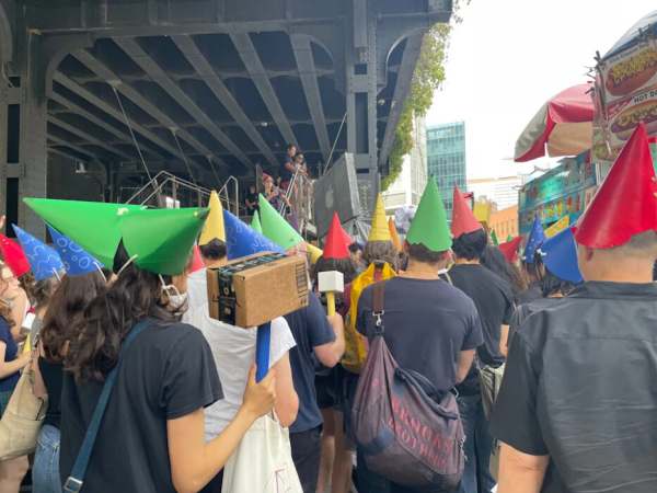 «Пусть бешенства не избежим — iPad-детей освободим»: зумеры провели акцию против технологий — побили технику Apple и пожурили Маска 3 «Пусть бешенства не избежим — iPad-детей освободим»: зумеры провели акцию против технологий — побили технику Apple и пожурили Маска