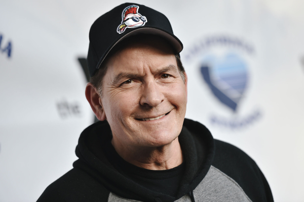 «Я родился мертвым». Как Чарли Шин лечил ВИЧ молоком больных коз и экспериментальными уколами