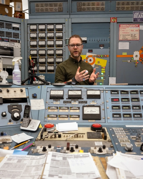 Пожары в Лос-Анджелесе привели к выбросу токсичных наночастиц. Он поставил себе задачу отследить их. 6 Система управления ядерной лабораторией Крокера сохранилась со времён холодной войны. Здесь учёные могут контролировать и управлять...