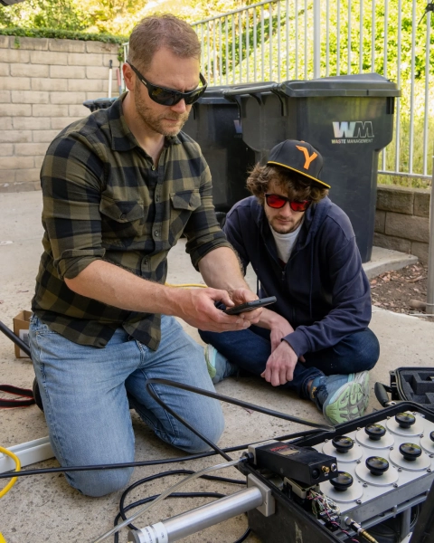 Пожары в Лос-Анджелесе привели к выбросу токсичных наночастиц. Он поставил себе задачу отследить их. 3 Николас Спада устанавливает сэмплер DRUM в своей резиденции в Лос-Анджелесе 13 июня.