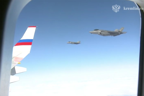 &laquo;Летающий утюг не нужен&raquo;: как появился самолет F-22, которым Трамп встречал Путина?