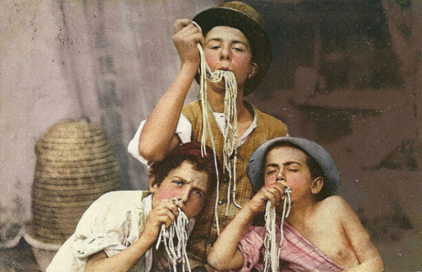 Дети неаполитанской бедноты едят спагетти, начало ХХ века Дети неаполитанской бедноты едят спагетти, начало ХХ века