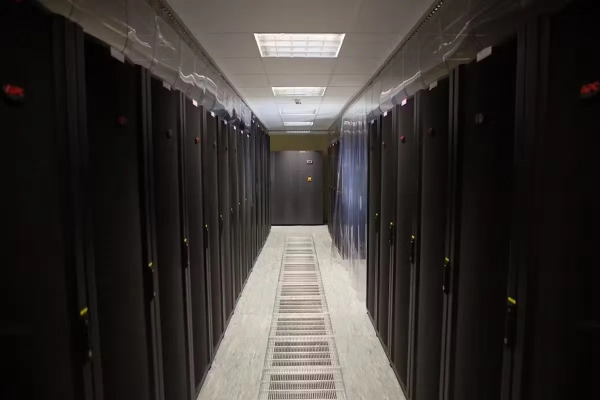 Серверная комната в Киберфорте.