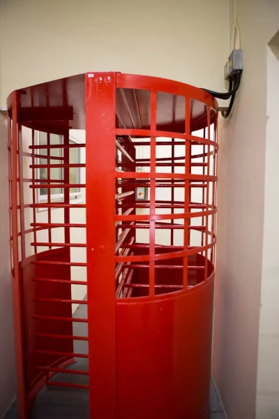 Турникетные ворота безопасности во всю высоту бункера.