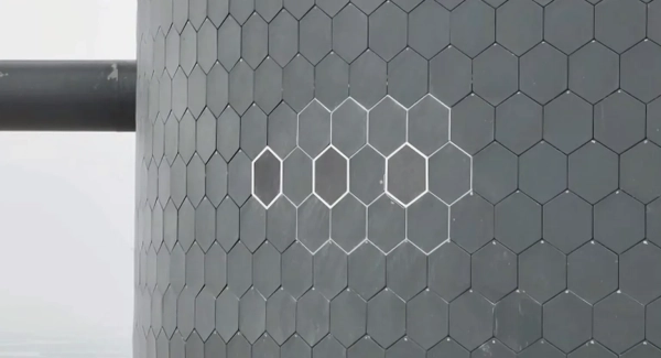 SpaceX планирует провести в 2026 году испытательный орбитальный полет нового поколения космического корабля 4 Вид части теплового экрана Starship, включающего три экспериментальные металлические плитки. Каждая плитка размером примерно с...