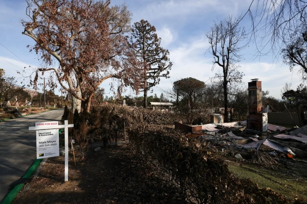 Спекулянты на рынке недвижимости устремляются скупать дома, пострадавшие от стихийных бедствий 5 Объявление о продаже дома в Альтадене, Калифорния, в марте, спустя три месяца после того, как в этом районе произошли лесные пожары.