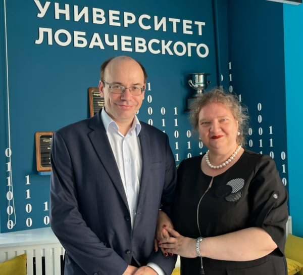 Николай Юрьевич Золотых и Людмила Сергеевна Макарова. Если бы меня попросили сказать о том, чем занимаются эти сотрудники ННГУ, я бы сказала: «Хорошие люди делают хорошие дела». Николай Юрьевич Золотых и Людмила Сергеевна Макарова. Если бы меня попросили сказать о том, чем занимаются эти сотрудники ННГУ, я бы сказала: «Хорошие люди делают хорошие дела».