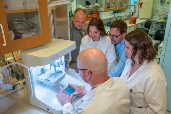 Команда Линчёпинга использует 3D-биопринтер.
