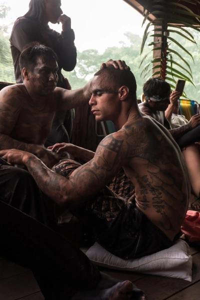 Пойер принимает участие в церемонии аяхуаски.