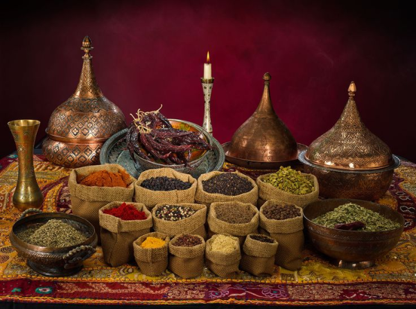 Специи из Индии, Шри-Ланки и островов Юго-Восточной Азии, которые в Европе часто называли Островами Пряностей, имели для европейской знати позднего Средневековья и раннего Нового Времени огромную ценность — и стоили крайне дорого Специи из Индии, Шри-Ланки и островов Юго-Восточной Азии, которые в Европе часто называли Островами Пряностей, имели для европейской знати позднего Средневековья и раннего Нового Времени огромную ценность — и стоили крайне дорого