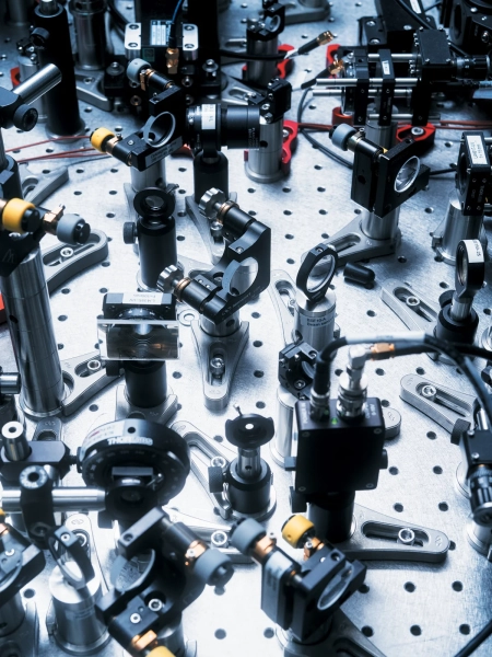 Цезиевые фонтанные часы используют лабиринт из лазеров для управления и измерения атомов.