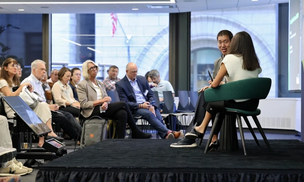 Дэвид Лю на сцене дает интервью журналу WIRED health.