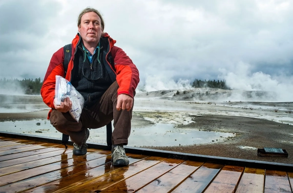 Эрик Бойд собирает микроорганизмы из агрессивных сред, таких как горячие источники, чтобы изучить, как им удается там выживать.