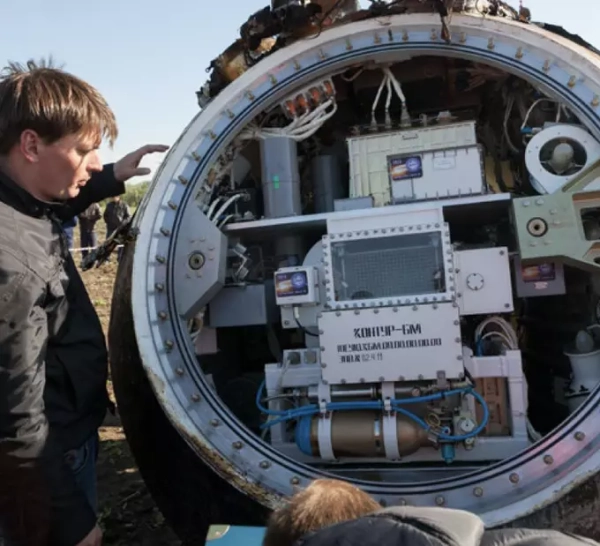 Работы на месте посадки биоспутнкиа «Бион-М1». Специалист ИМБП РАН осматривает внешний вид и состояние научной аппаратуры сразу после открытия люков. Оренбургская область, 2013 г. Работы на месте посадки биоспутнкиа «Бион-М1». Специалист ИМБП РАН осматривает внешний вид и состояние научной аппаратуры сразу после открытия люков. Оренбургская область, 2013 г.