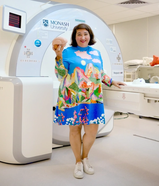 Шарна Джамадар позирует с моделью мозга.