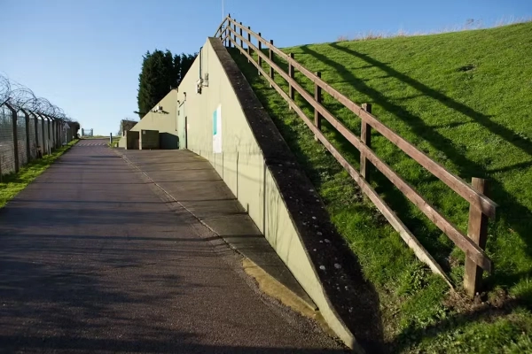 Бункер Киберфорта представляет собой массивную наклонную массу покрытого травой бетона, возвышающуюся в центре комплекса.