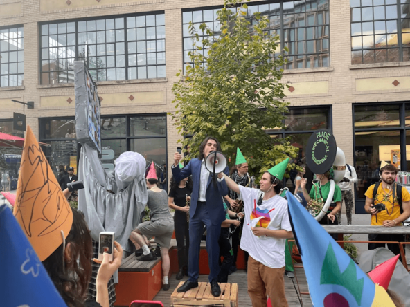 «Пусть бешенства не избежим — iPad-детей освободим»: зумеры провели акцию против технологий — побили технику Apple и пожурили Маска 7 «Пусть бешенства не избежим — iPad-детей освободим»: зумеры провели акцию против технологий — побили технику Apple и пожурили Маска