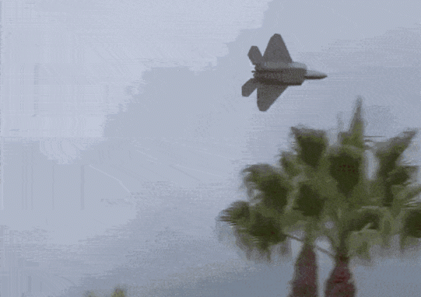 &laquo;Летающий утюг не нужен&raquo;: как появился самолет F-22, которым Трамп встречал Путина?