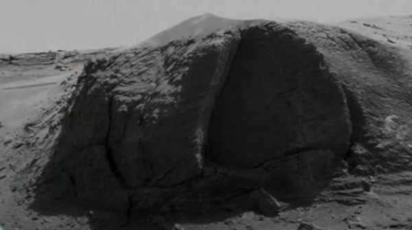 Марсоход Curiosity обнаружил загадочный диск на склоне марсианского холма