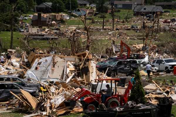 Спекулянты на рынке недвижимости устремляются скупать дома, пострадавшие от стихийных бедствий 8 Члены местного сообщества и рабочие расчищают завалы в разрушенном районе Саншайн-Хиллз недалеко от Лондона, штат Кентукки, после...