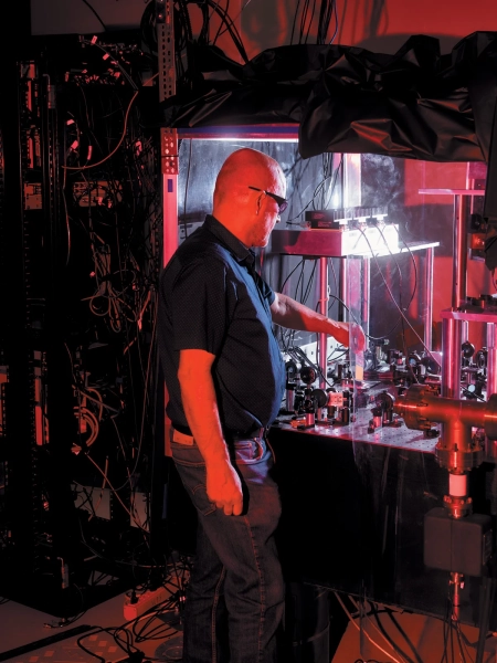 Владислав Гергинов работает над одними из таких часов, называемых NIST-F4, в кампусе NIST в Колорадо.