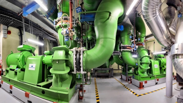 Часть системы охлаждения на основе озера, установленной в Торонто.