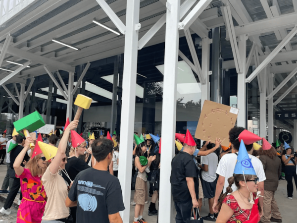 «Пусть бешенства не избежим — iPad-детей освободим»: зумеры провели акцию против технологий — побили технику Apple и пожурили Маска 5 «Пусть бешенства не избежим — iPad-детей освободим»: зумеры провели акцию против технологий — побили технику Apple и пожурили Маска