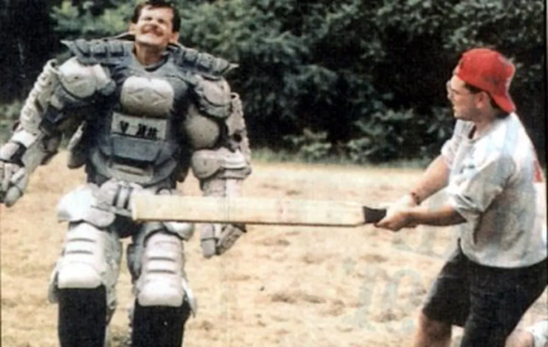 Думаю, это Хертюбайс сам тестирует одну из комплектаций своего «медвежьего костюма». В 1998 году он получил за это изобретение Шнобелевскую премию по технике безопасности! Думаю, это Хертюбайс сам тестирует одну из комплектаций своего «медвежьего костюма». В 1998 году он получил за это изобретение Шнобелевскую премию по технике безопасности!